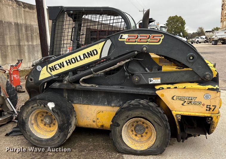 image for item ET7361 2013 New Holland L225 skid steer loader