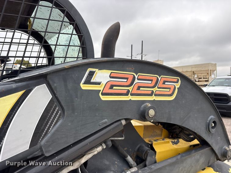 image for item ET7361 2013 New Holland L225 skid steer loader