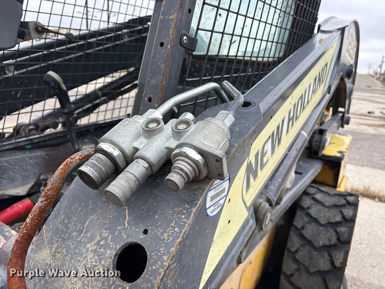 image for item ET7361 2013 New Holland L225 skid steer loader