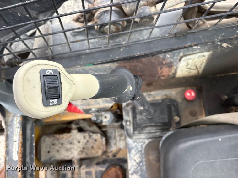 image for item ET7361 2013 New Holland L225 skid steer loader