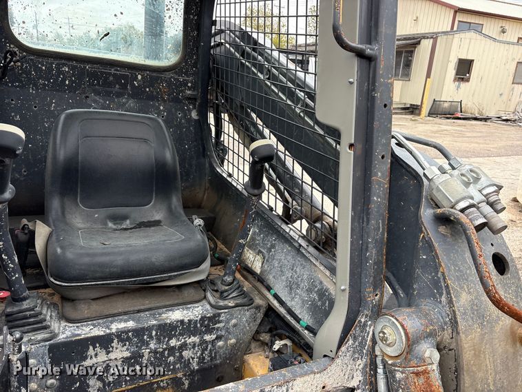 image for item ET7361 2013 New Holland L225 skid steer loader