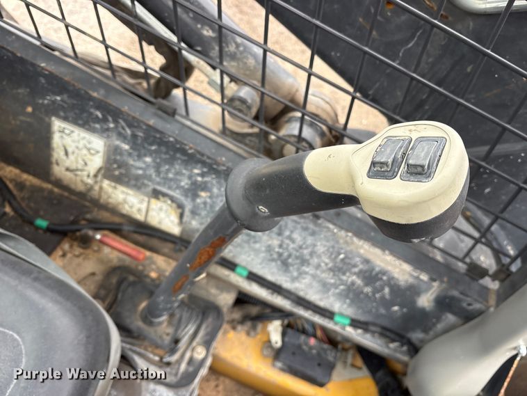 image for item ET7361 2013 New Holland L225 skid steer loader