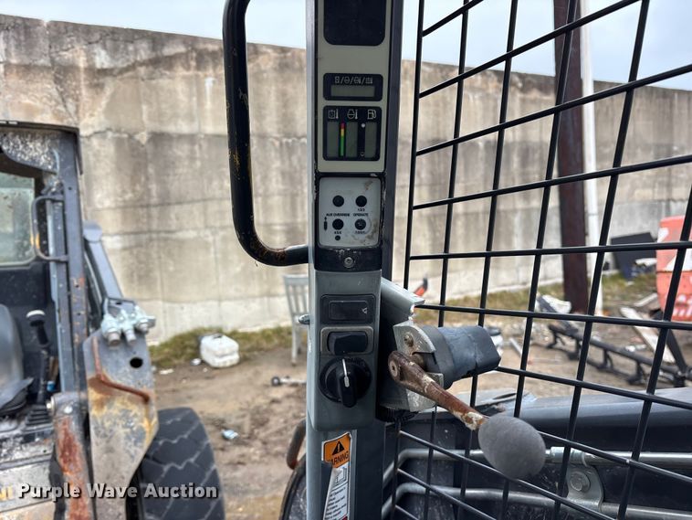 image for item ET7361 2013 New Holland L225 skid steer loader