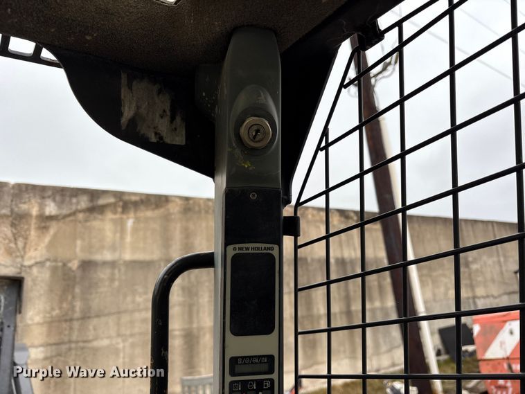 image for item ET7361 2013 New Holland L225 skid steer loader