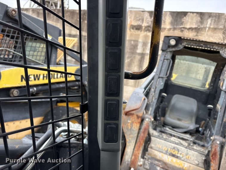 image for item ET7361 2013 New Holland L225 skid steer loader
