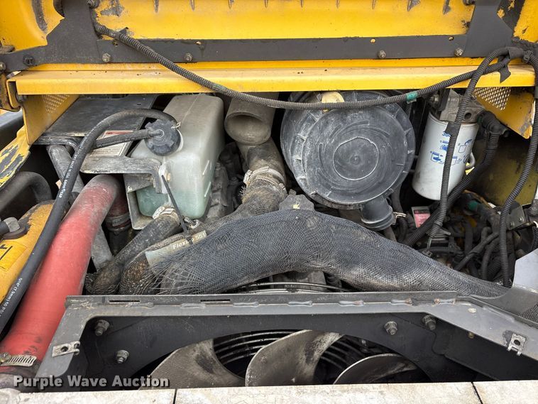 image for item ET7361 2013 New Holland L225 skid steer loader