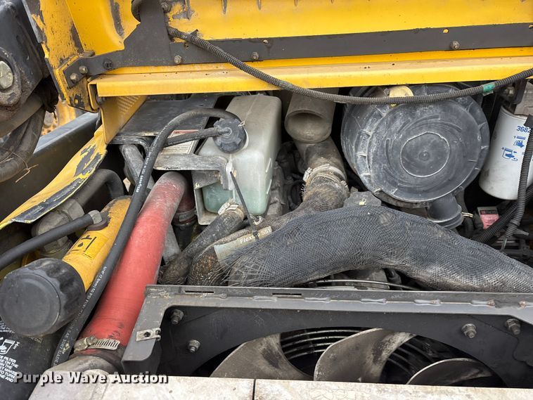 image for item ET7361 2013 New Holland L225 skid steer loader