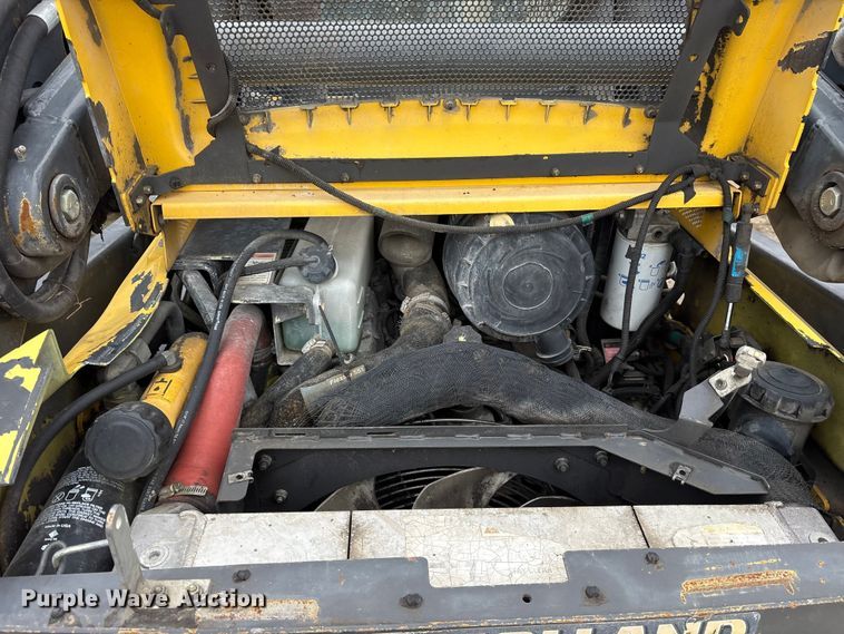 image for item ET7361 2013 New Holland L225 skid steer loader