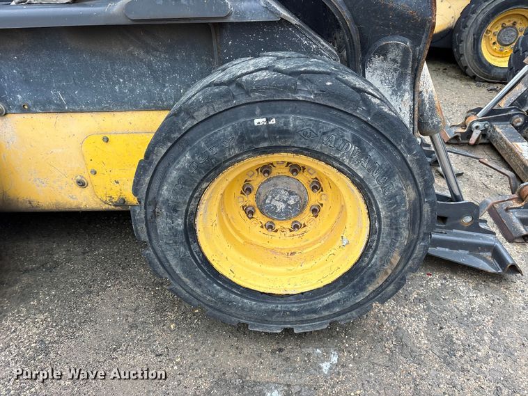 image for item ET7361 2013 New Holland L225 skid steer loader