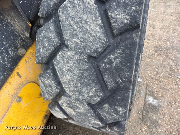 image for item ET7361 2013 New Holland L225 skid steer loader