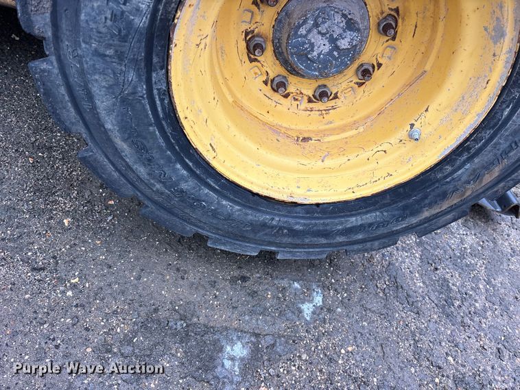 image for item ET7361 2013 New Holland L225 skid steer loader