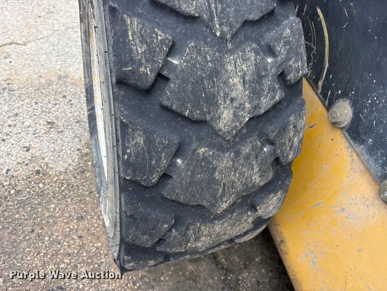 image for item ET7361 2013 New Holland L225 skid steer loader