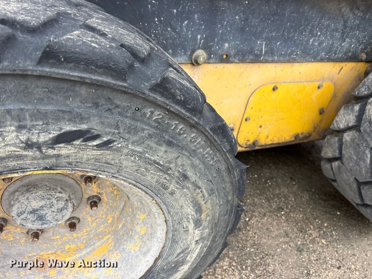 image for item ET7361 2013 New Holland L225 skid steer loader