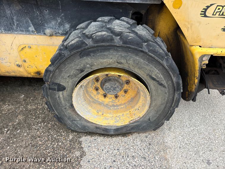 image for item ET7361 2013 New Holland L225 skid steer loader