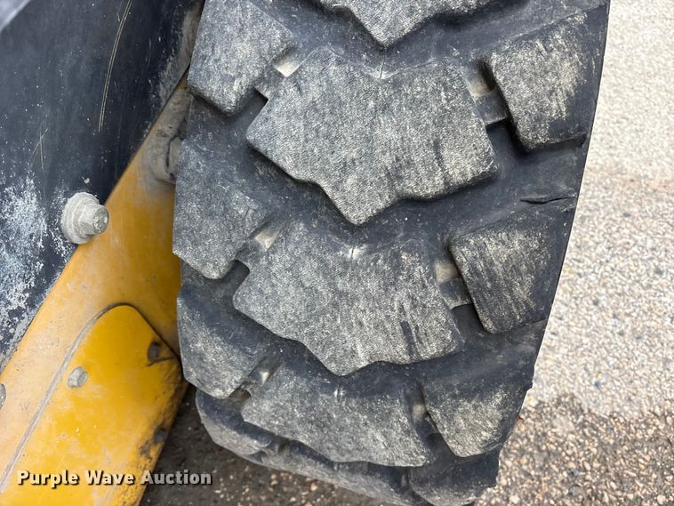 image for item ET7361 2013 New Holland L225 skid steer loader