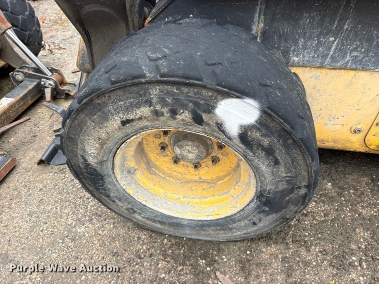 image for item ET7361 2013 New Holland L225 skid steer loader