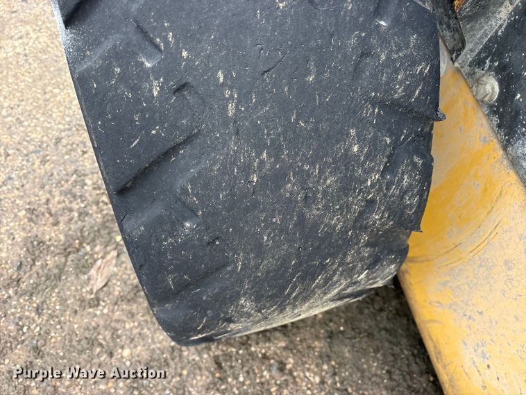 image for item ET7361 2013 New Holland L225 skid steer loader