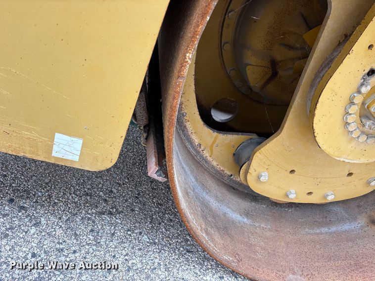 image for item ET7382 2006 Caterpillar CB-534D double drum vibratory roller
