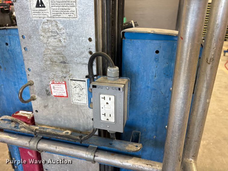 image for item ET7495 2013 Genie GR-20 vertical lift