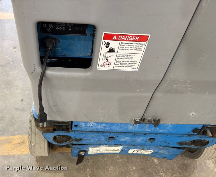 image for item ET7495 2013 Genie GR-20 vertical lift