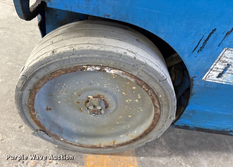 image for item ET7495 2013 Genie GR-20 vertical lift