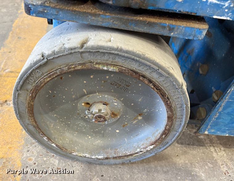 image for item ET7495 2013 Genie GR-20 vertical lift