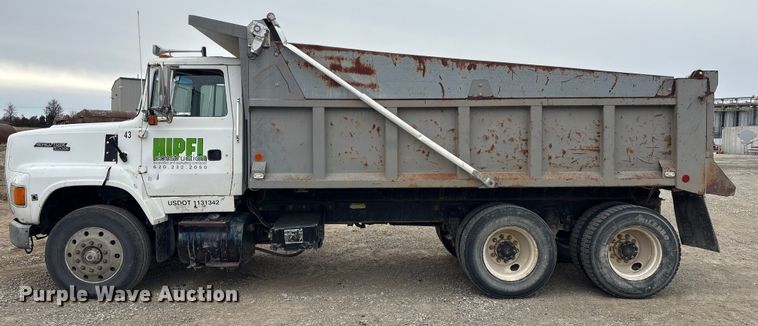 image for item EV2653 1991 Ford LTA9000 dump truck
