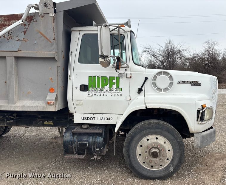 image for item EV2653 1991 Ford LTA9000 dump truck