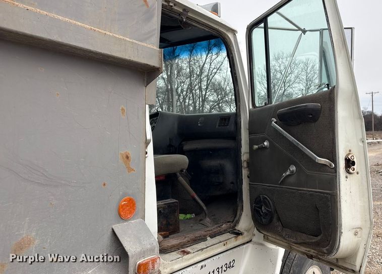 image for item EV2653 1991 Ford LTA9000 dump truck