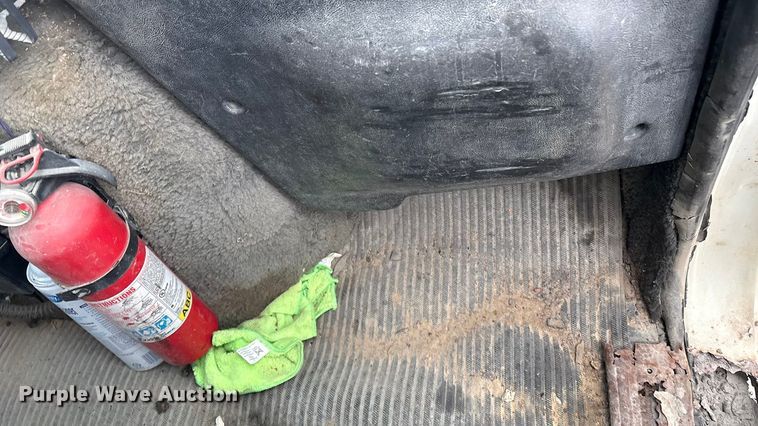 image for item EV2653 1991 Ford LTA9000 dump truck