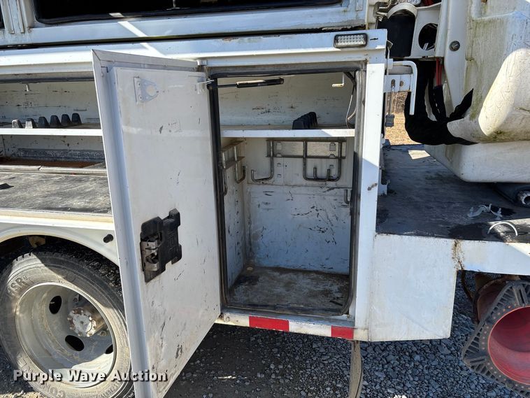 image for item EV3292 2016 Ford F550 Super Duty XL bucket truck