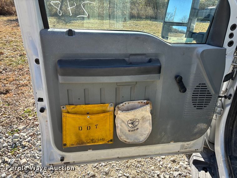 image for item EV3292 2016 Ford F550 Super Duty XL bucket truck