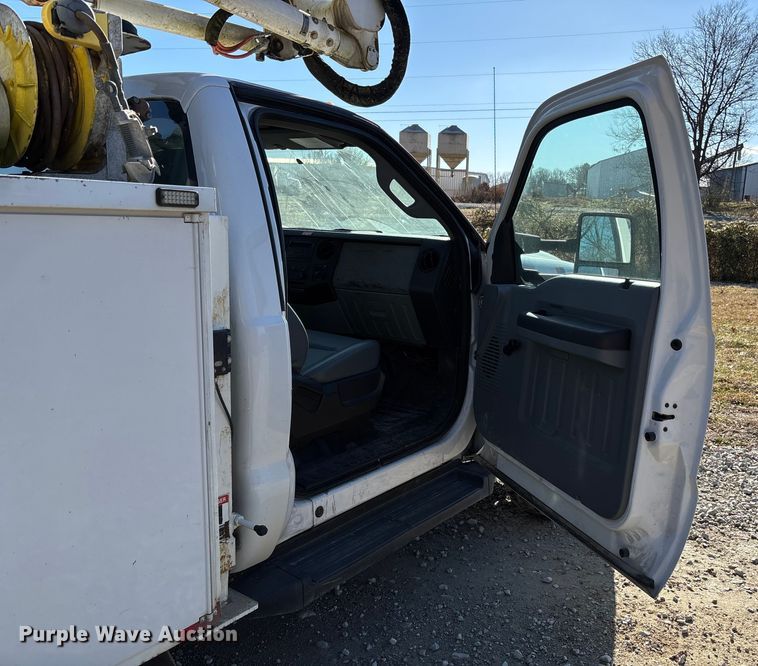 image for item EV3292 2016 Ford F550 Super Duty XL bucket truck