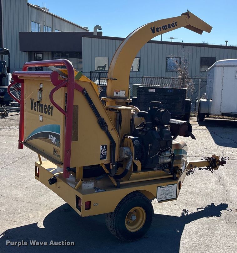 image for item FB3476 2006 Vermeer BC600xl wood chipper