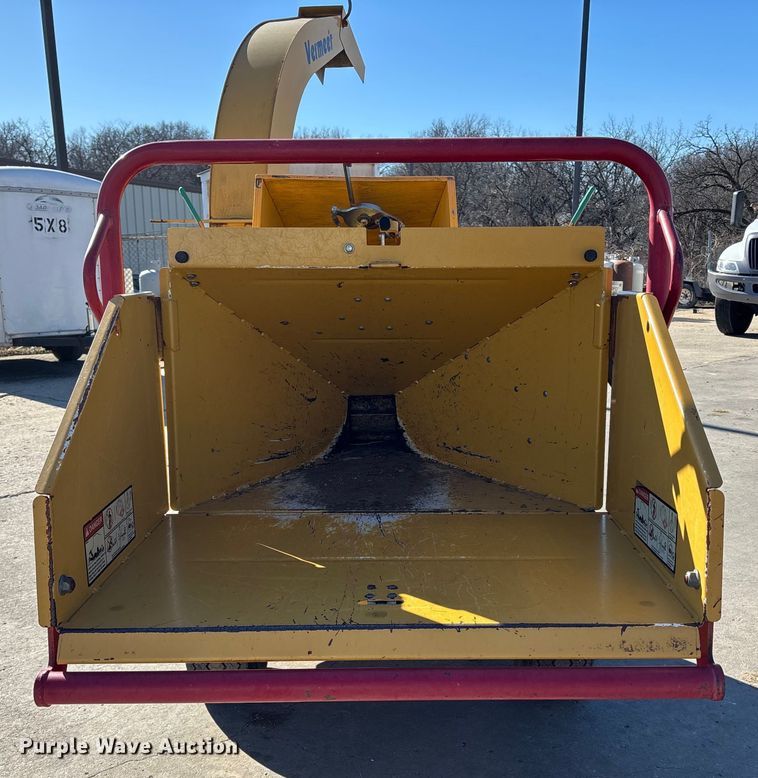 image for item FB3476 2006 Vermeer BC600xl wood chipper