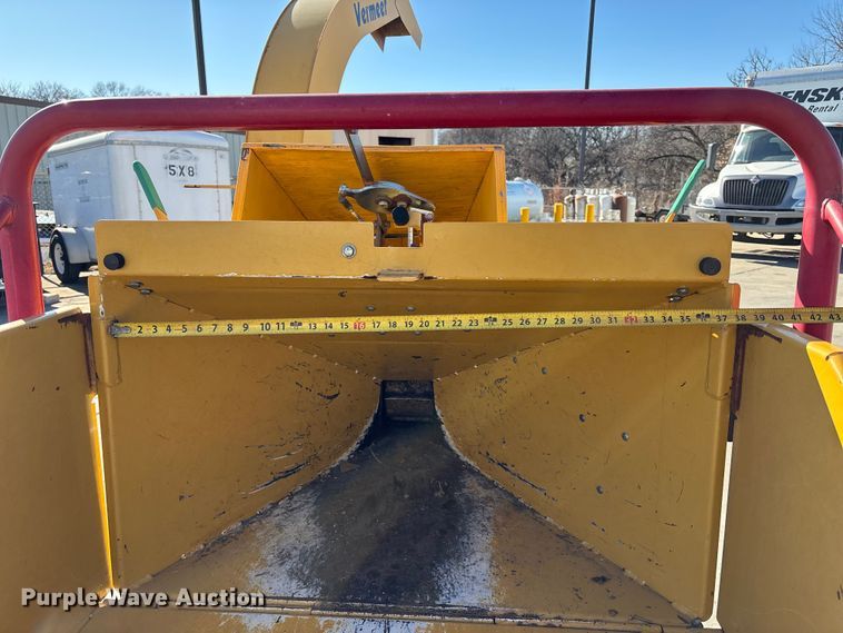 image for item FB3476 2006 Vermeer BC600xl wood chipper