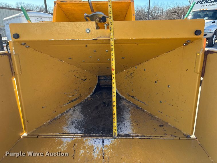 image for item FB3476 2006 Vermeer BC600xl wood chipper