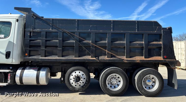 image for item FG0017 2013 Freightliner Cascadia dump truck