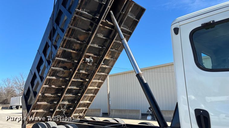 image for item FG0017 2013 Freightliner Cascadia dump truck