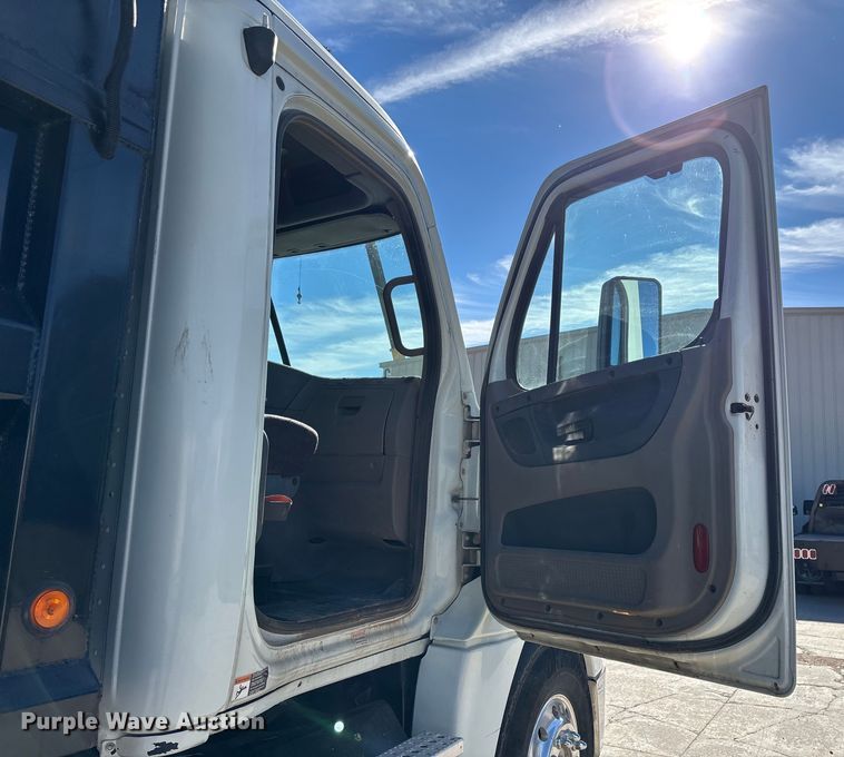 image for item FG0017 2013 Freightliner Cascadia dump truck