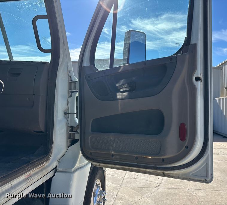 image for item FG0017 2013 Freightliner Cascadia dump truck