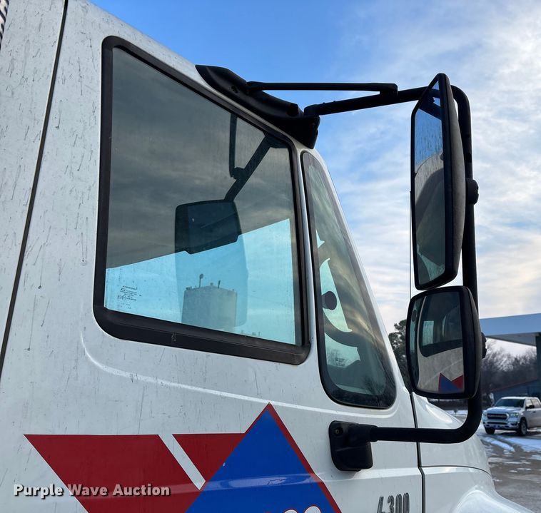 image for item FG0062 2006 International 4300 fuel truck