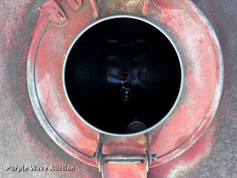 image for item FG0062 2006 International 4300 fuel truck