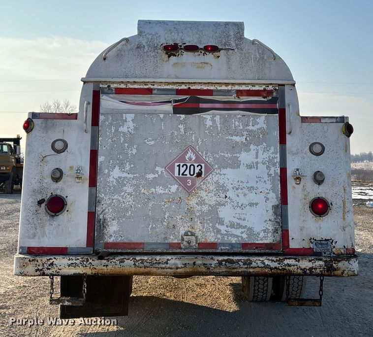 image for item FG0063 1995 Ford F700 fuel truck