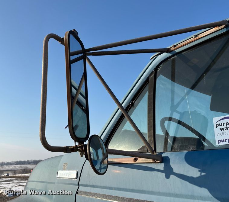 image for item FG0063 1995 Ford F700 fuel truck