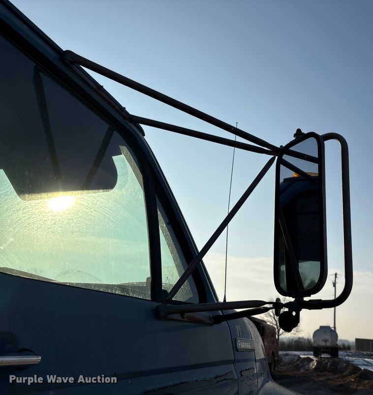 image for item FG0063 1995 Ford F700 fuel truck