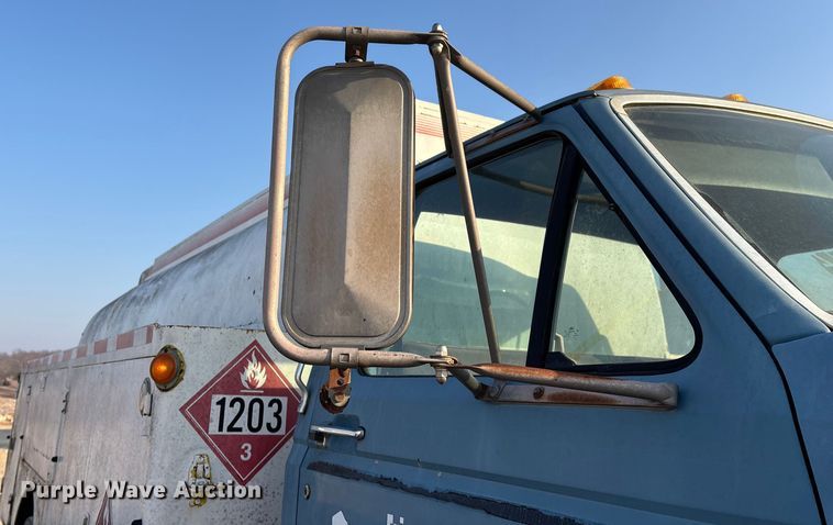 image for item FG0063 1995 Ford F700 fuel truck