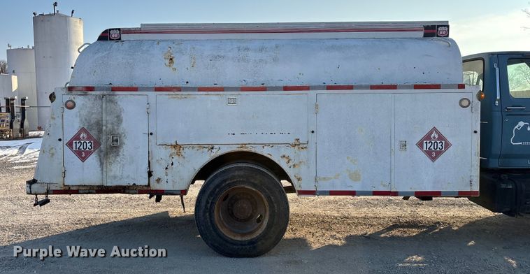 image for item FG0063 1995 Ford F700 fuel truck