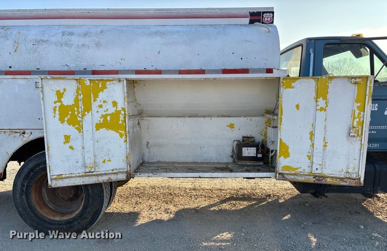 image for item FG0063 1995 Ford F700 fuel truck