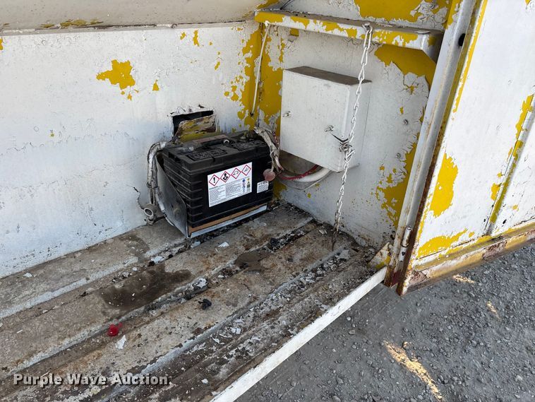 image for item FG0063 1995 Ford F700 fuel truck